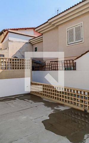 Casa de condomínio à venda com 560m², 4 quartos e 4 vagas Casa de condomínio à venda com 560m², 4 quartos e 4 vagasQuarto 01 - Varanda