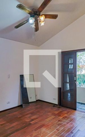Casa de condomínio à venda com 560m², 4 quartos e 4 vagas Casa de condomínio à venda com 560m², 4 quartos e 4 vagasSuite