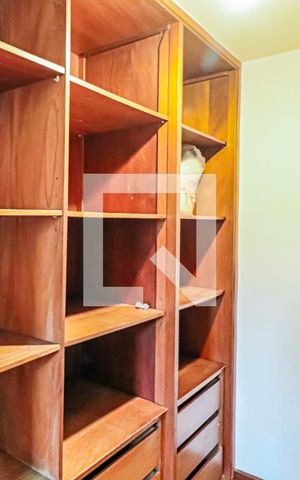Casa de condomínio à venda com 560m², 4 quartos e 4 vagas Casa de condomínio à venda com 560m², 4 quartos e 4 vagasSuite - Closet