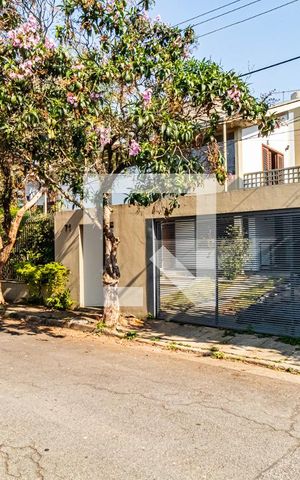 Casa de condomínio à venda com 560m², 4 quartos e 4 vagas Casa de condomínio à venda com 560m², 4 quartos e 4 vagasFachada
