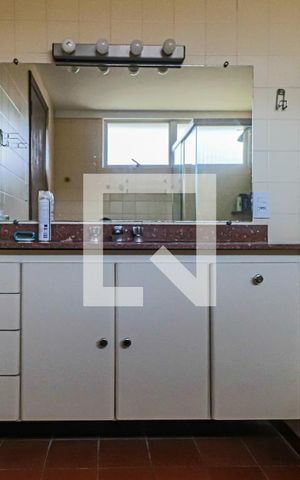 Casa de condomínio à venda com 560m², 4 quartos e 4 vagas Casa de condomínio à venda com 560m², 4 quartos e 4 vagasSuite - Banheiro