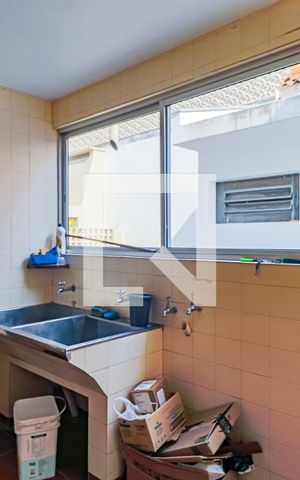 Casa de condomínio à venda com 560m², 4 quartos e 4 vagas Casa de condomínio à venda com 560m², 4 quartos e 4 vagasLavanderia