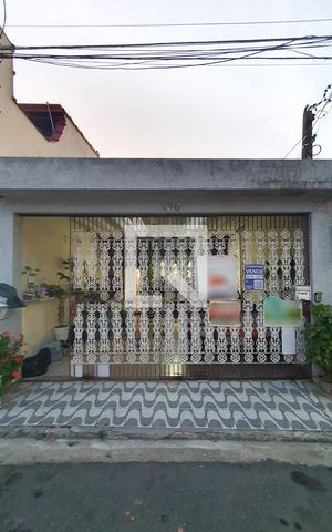 Casa à venda com 120m², 2 quartos e 2 vagas Casa à venda com 120m², 2 quartos e 2 vagasFachada