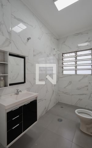 Casa à venda com 100m², 2 quartos e sem vaga Casa à venda com 100m², 2 quartos e sem vagaBanheiro