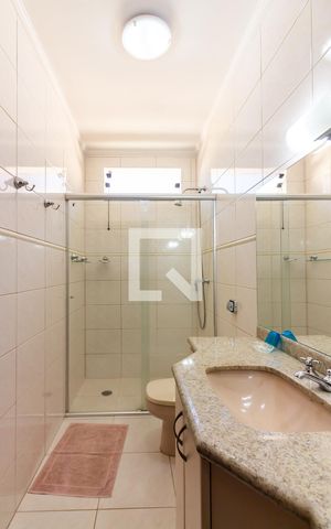 Casa de condomínio à venda com 445m², 4 quartos e 4 vagas Casa de condomínio à venda com 445m², 4 quartos e 4 vagasBanheiro da Suíte 2