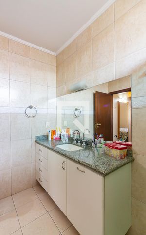 Casa de condomínio à venda com 445m², 4 quartos e 4 vagas Casa de condomínio à venda com 445m², 4 quartos e 4 vagasBanheiro da Suíte 1