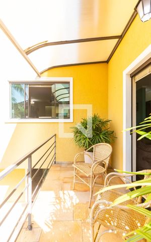 Casa de condomínio à venda com 445m², 4 quartos e 4 vagas Casa de condomínio à venda com 445m², 4 quartos e 4 vagasSacada