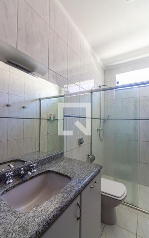 Casa de condomínio à venda com 445m², 4 quartos e 4 vagas Casa de condomínio à venda com 445m², 4 quartos e 4 vagasBanheiro 1