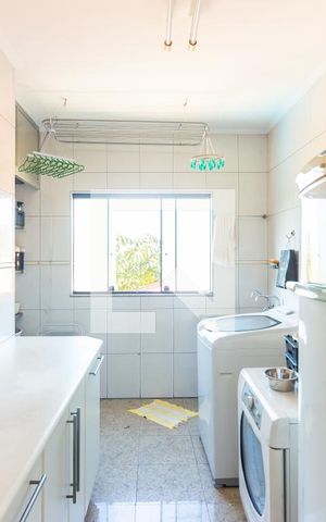 Casa de condomínio à venda com 445m², 4 quartos e 4 vagas Casa de condomínio à venda com 445m², 4 quartos e 4 vagasÁrea de Serviço