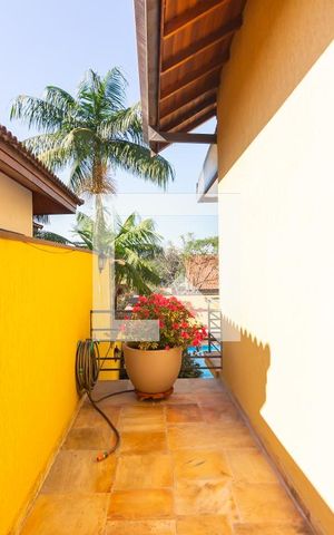 Casa de condomínio à venda com 445m², 4 quartos e 4 vagas Casa de condomínio à venda com 445m², 4 quartos e 4 vagasCorredor