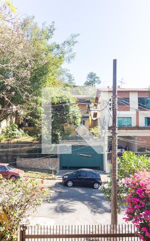 Casa de condomínio à venda com 445m², 4 quartos e 4 vagas Casa de condomínio à venda com 445m², 4 quartos e 4 vagasSacada