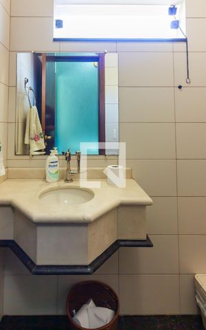 Casa de condomínio à venda com 445m², 4 quartos e 4 vagas Casa de condomínio à venda com 445m², 4 quartos e 4 vagasLavabo