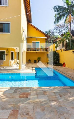 Casa de condomínio à venda com 445m², 4 quartos e 4 vagas Casa de condomínio à venda com 445m², 4 quartos e 4 vagasPiscina