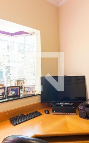 Casa de condomínio à venda com 445m², 4 quartos e 4 vagas Casa de condomínio à venda com 445m², 4 quartos e 4 vagasEscritório