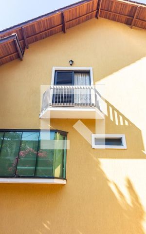 Casa de condomínio à venda com 445m², 4 quartos e 4 vagas Casa de condomínio à venda com 445m², 4 quartos e 4 vagasFachada
