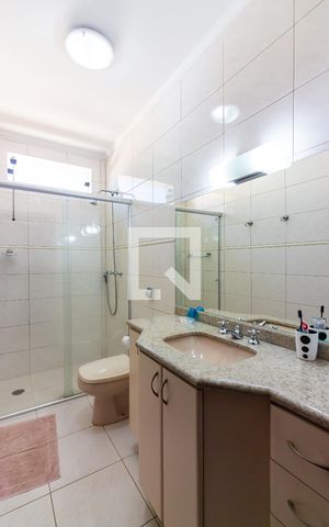 Casa de condomínio à venda com 445m², 4 quartos e 4 vagas Casa de condomínio à venda com 445m², 4 quartos e 4 vagasBanheiro da Suíte 2