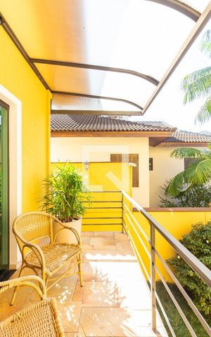 Casa de condomínio à venda com 445m², 4 quartos e 4 vagas Casa de condomínio à venda com 445m², 4 quartos e 4 vagasSacada
