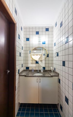 Casa de condomínio à venda com 445m², 4 quartos e 4 vagas Casa de condomínio à venda com 445m², 4 quartos e 4 vagasBanheiro de Serviço