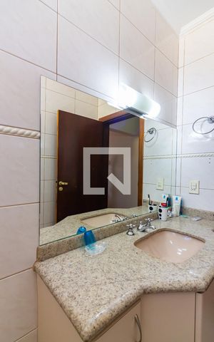 Casa de condomínio à venda com 445m², 4 quartos e 4 vagas Casa de condomínio à venda com 445m², 4 quartos e 4 vagasBanheiro da Suíte 2
