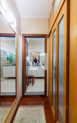 Casa de condomínio à venda com 445m², 4 quartos e 4 vagas Casa de condomínio à venda com 445m², 4 quartos e 4 vagasCloset