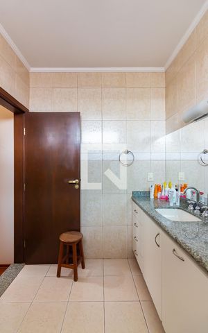 Casa de condomínio à venda com 445m², 4 quartos e 4 vagas Casa de condomínio à venda com 445m², 4 quartos e 4 vagasBanheiro da Suíte 1