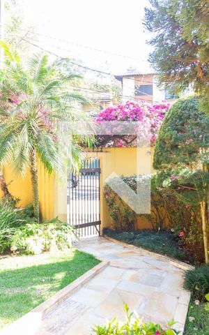 Casa de condomínio à venda com 445m², 4 quartos e 4 vagas Casa de condomínio à venda com 445m², 4 quartos e 4 vagasHall