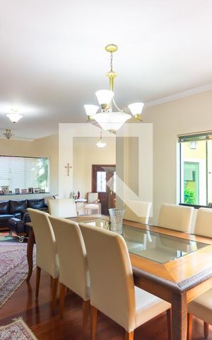 Casa de condomínio à venda com 445m², 4 quartos e 4 vagas Casa de condomínio à venda com 445m², 4 quartos e 4 vagasSala