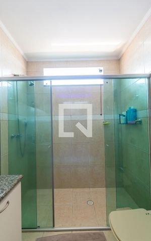 Casa de condomínio à venda com 445m², 4 quartos e 4 vagas Casa de condomínio à venda com 445m², 4 quartos e 4 vagasBanheiro da Suíte 1