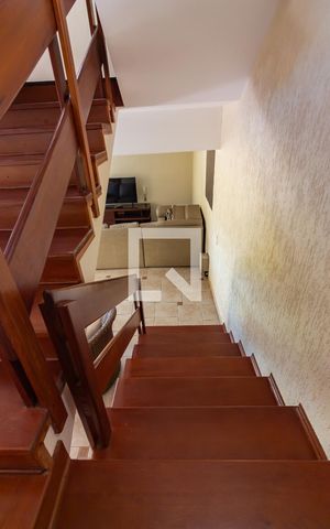 Casa de condomínio à venda com 445m², 4 quartos e 4 vagas Casa de condomínio à venda com 445m², 4 quartos e 4 vagasEscada