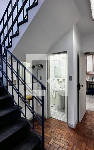 Casa para alugar com 350m², 3 quartos e 3 vagasEscadas