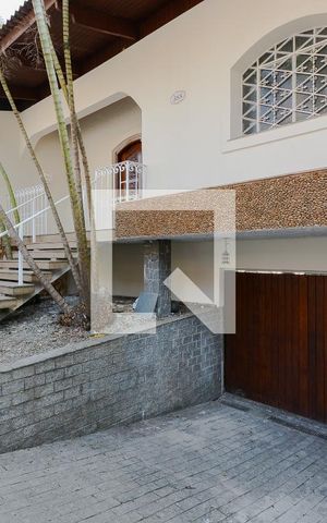 Casa para alugar com 635m², 4 quartos e 4 vagas Casa para alugar com 635m², 4 quartos e 4 vagasquintal - frente da casa