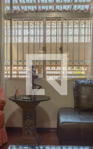 Casa à venda com 272m², 4 quartos e 2 vagasSala