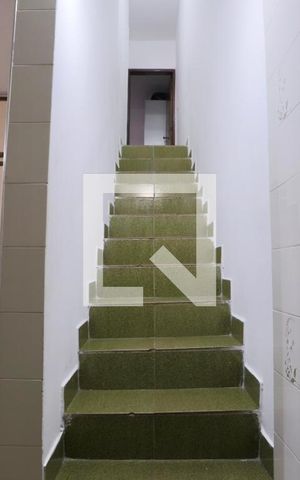 Casa à venda com 120m², 6 quartos e 1 vaga Casa à venda com 120m², 6 quartos e 1 vagaEscada