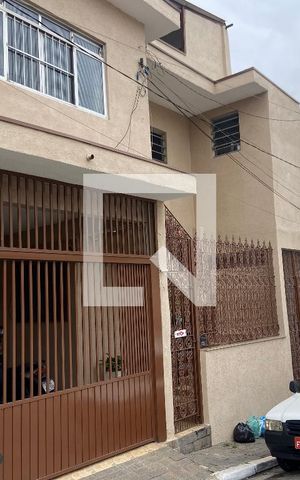 Casa à venda com 120m², 6 quartos e 1 vaga Casa à venda com 120m², 6 quartos e 1 vagaFachada