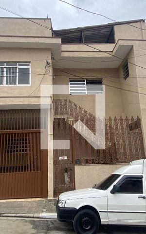 Casa à venda com 120m², 6 quartos e 1 vaga Casa à venda com 120m², 6 quartos e 1 vagaFachada