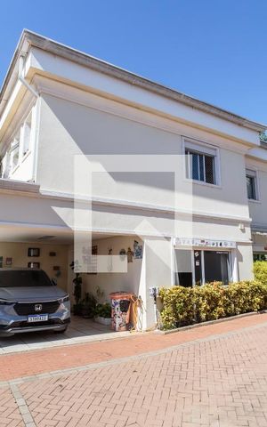 Casa de condomínio à venda com 210m², 4 quartos e 3 vagas Casa de condomínio à venda com 210m², 4 quartos e 3 vagasFachada