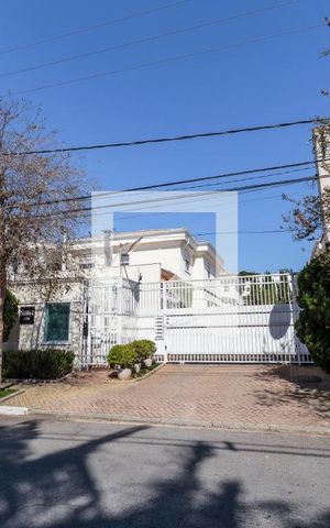 Casa de condomínio à venda com 210m², 4 quartos e 3 vagas Casa de condomínio à venda com 210m², 4 quartos e 3 vagasFachado do condomínio