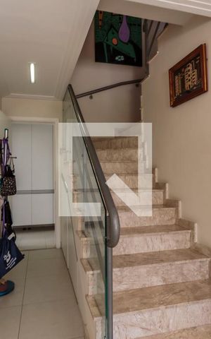 Casa de condomínio à venda com 210m², 4 quartos e 3 vagas Casa de condomínio à venda com 210m², 4 quartos e 3 vagasEscada