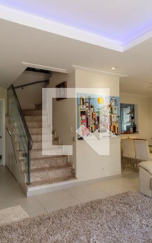 Casa de condomínio à venda com 210m², 4 quartos e 3 vagas Casa de condomínio à venda com 210m², 4 quartos e 3 vagasSala