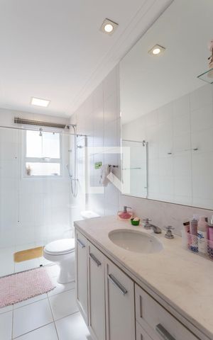 Casa de condomínio à venda com 210m², 4 quartos e 3 vagas Casa de condomínio à venda com 210m², 4 quartos e 3 vagasBanheiro da Suíte 1