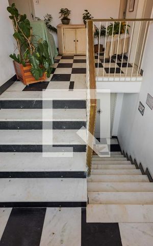 Casa à venda com 690m², 4 quartos e 5 vagasEscada