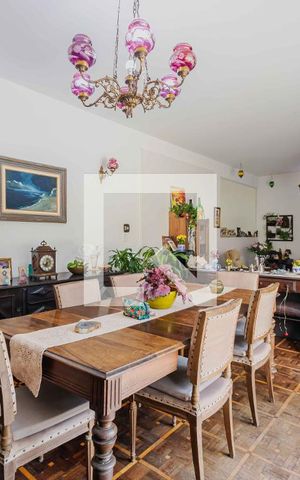 Casa à venda com 690m², 4 quartos e 5 vagasSala