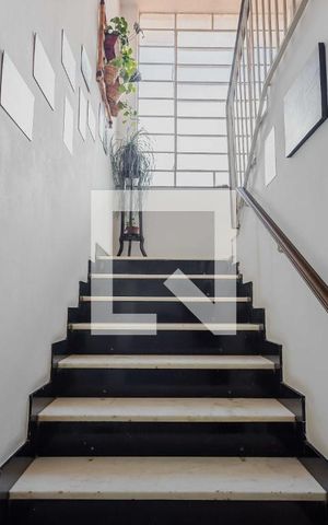 Casa à venda com 690m², 4 quartos e 5 vagasEscada