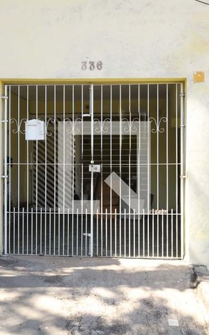Casa para alugar com 36m², 1 quarto e sem vaga Casa para alugar com 36m², 1 quarto e sem vagaPortão do imóvel - Placa instalada no portão