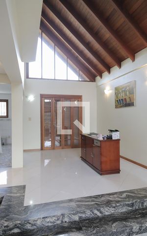 Casa à venda com 250m², 3 quartos e 3 vagas Casa à venda com 250m², 3 quartos e 3 vagasSala