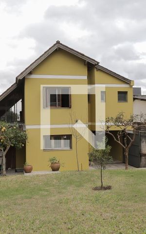 Casa à venda com 250m², 3 quartos e 3 vagas Casa à venda com 250m², 3 quartos e 3 vagasÁrea externa