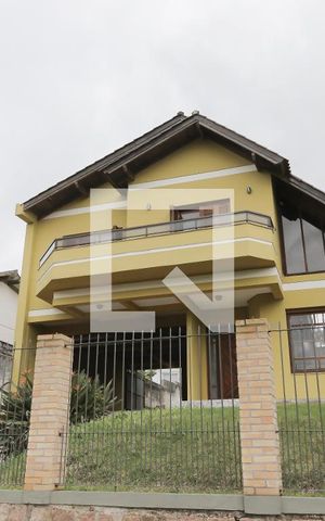 Casa à venda com 250m², 3 quartos e 3 vagas Casa à venda com 250m², 3 quartos e 3 vagasFachada