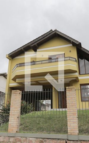 Casa à venda com 250m², 3 quartos e 3 vagas Casa à venda com 250m², 3 quartos e 3 vagasFachada