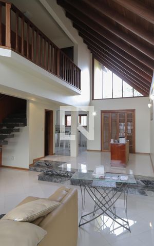 Casa à venda com 250m², 3 quartos e 3 vagas Casa à venda com 250m², 3 quartos e 3 vagasSala