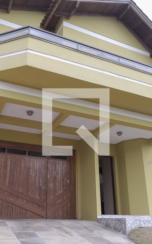 Casa à venda com 250m², 3 quartos e 3 vagas Casa à venda com 250m², 3 quartos e 3 vagasGaragem